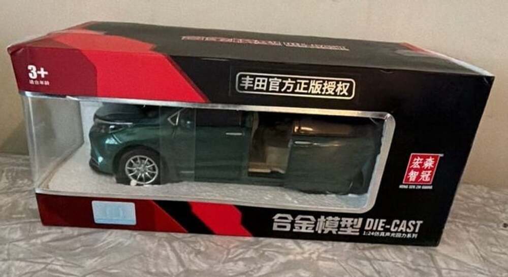 Toyota Alphard Diecast Model Car Green 1:24